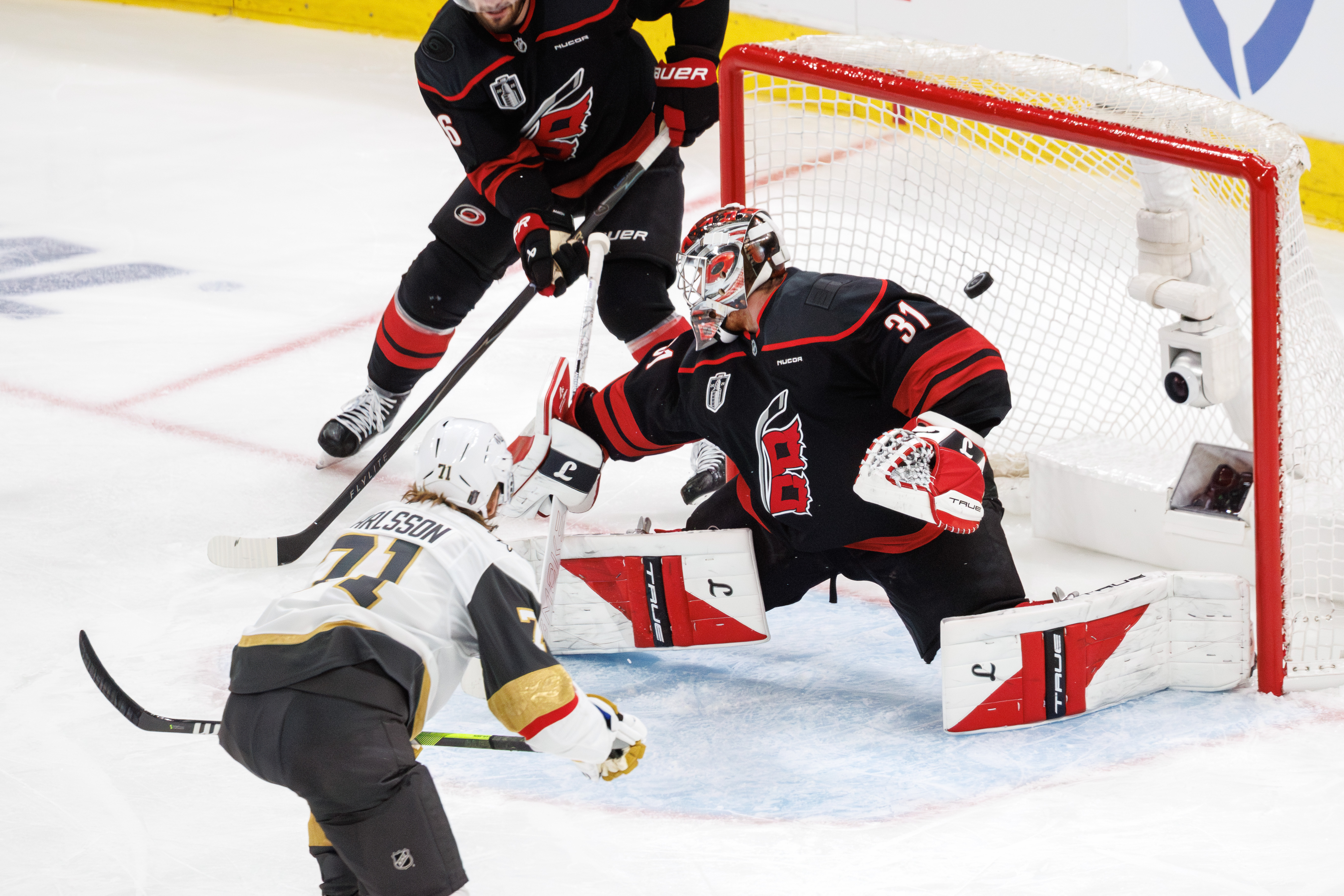 Hertl’s late goal lifts Golden Knights past Hurricanes 5-4 to open Stanley Cup Final